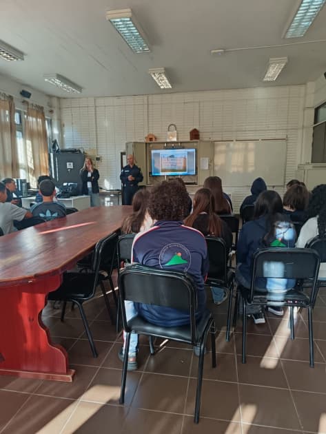 Policía dio charlas sobre seguridad digital a liceales de Pan de Azúcar